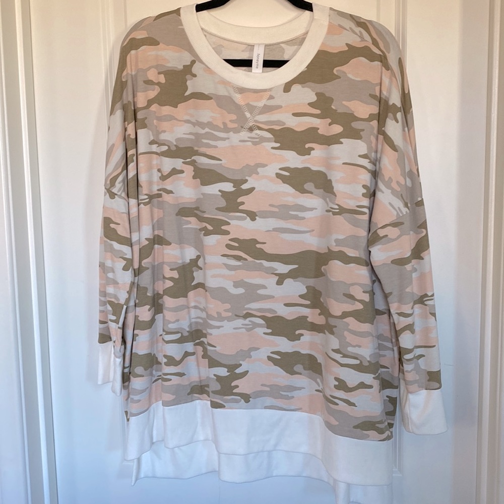Honeyme. Large. Weekender. Gently Worn. Lightweight. Neutral Camo. White Trim.